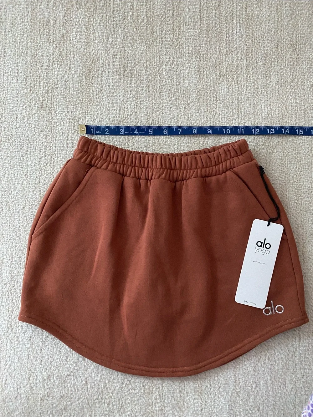 Alo Yoga High-Waist Accolade Sweatshirt Skirt in Rust